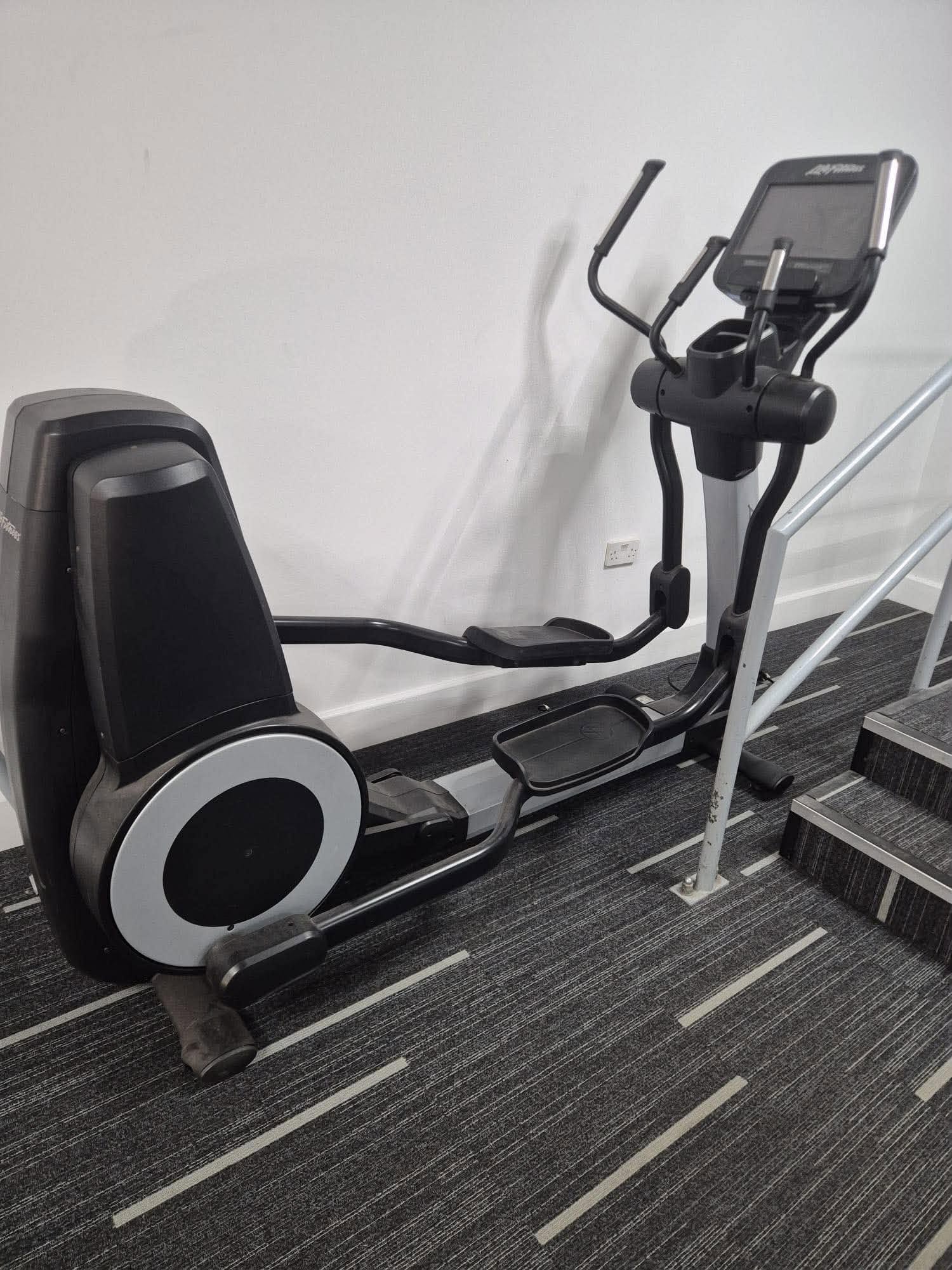 Used Life Fitness Cross Trainer 95x Elevation Discover SE Crosstrainers — photo 4