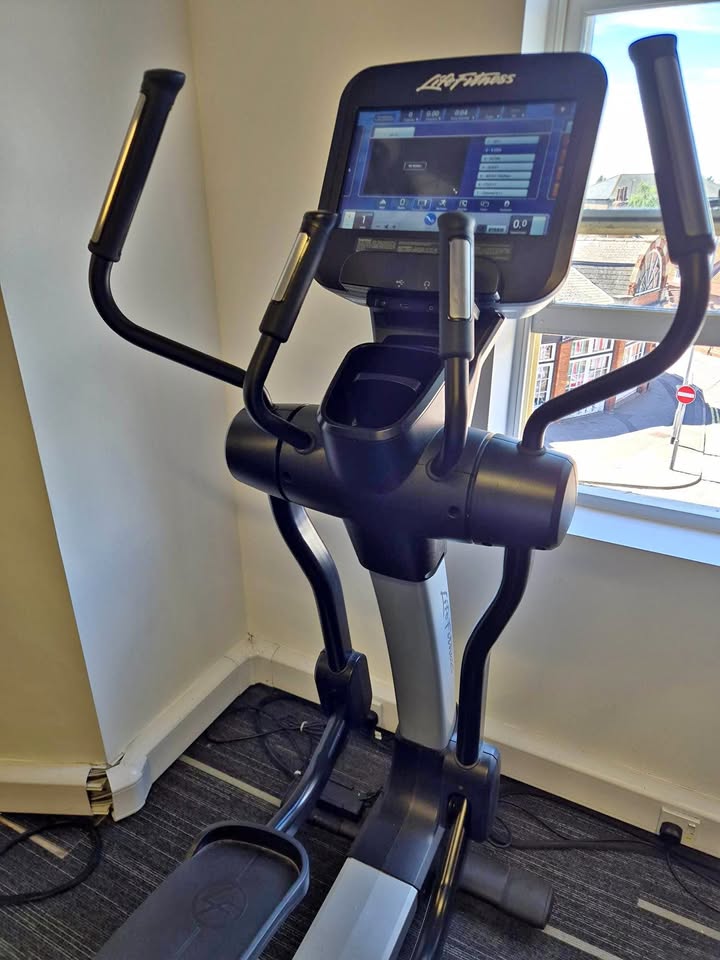 Used Life Fitness Cross Trainer 95x Elevation Discover SE Crosstrainers — photo 2