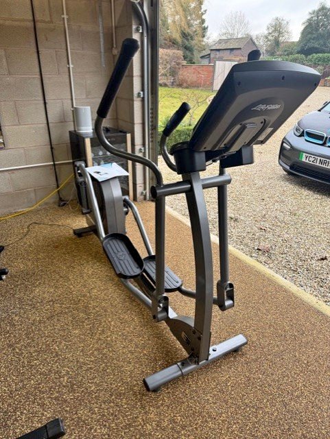 Used Life Fitness E1 Elliptical Trainer with Go Console - immaculate !! Crosstrainers — photo 3