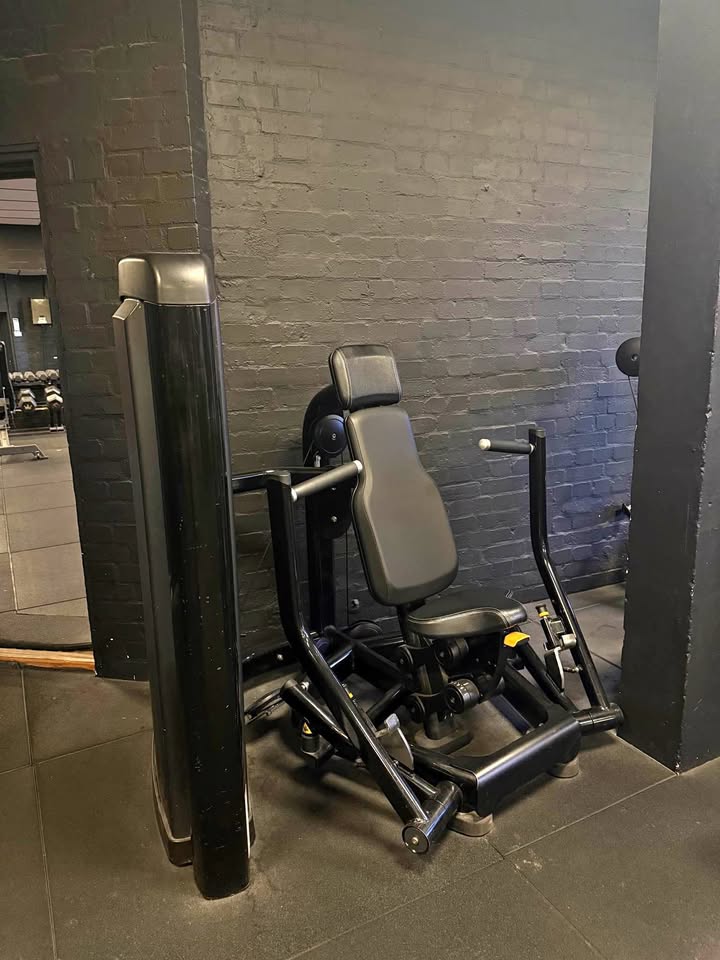 Used Life fitness machine chest press Pin Loaded Machine — photo 3