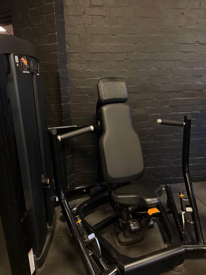 Used Life fitness machine chest press Pin Loaded Machine — photo 2