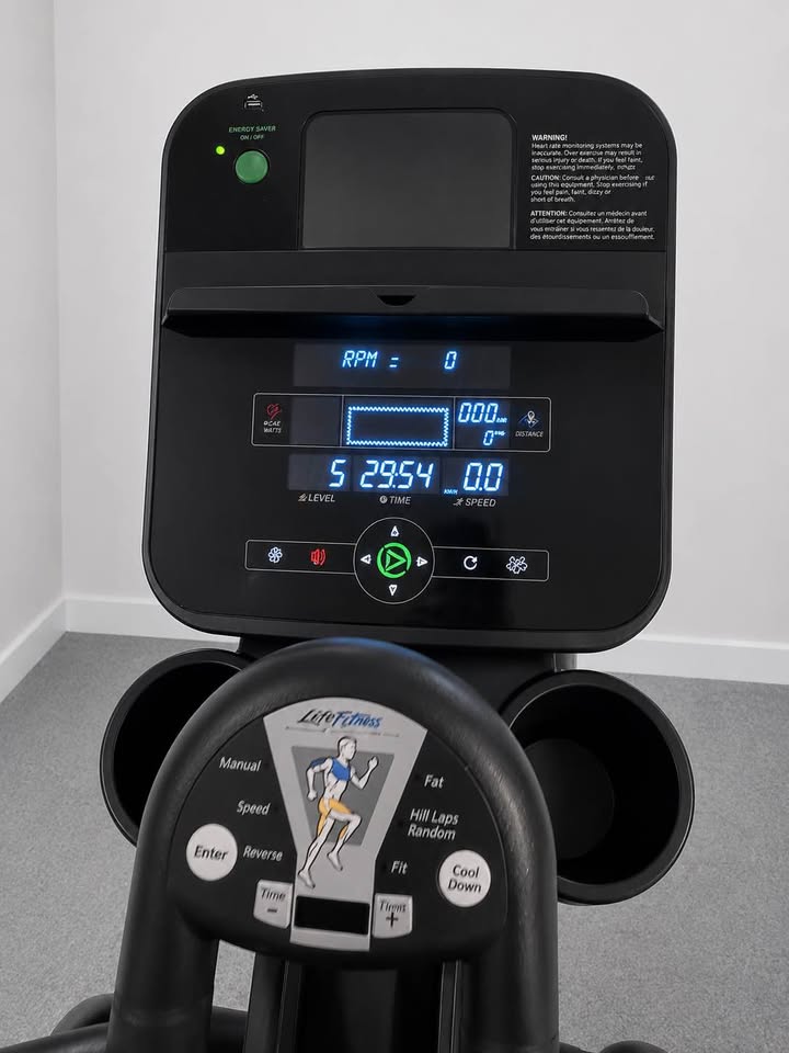 Used Life Fitness E3 Electric Elliptical Grey/Black HR & Calorie Cross trainer high spec gym RRP £2,495 Crosstrainers — photo 3