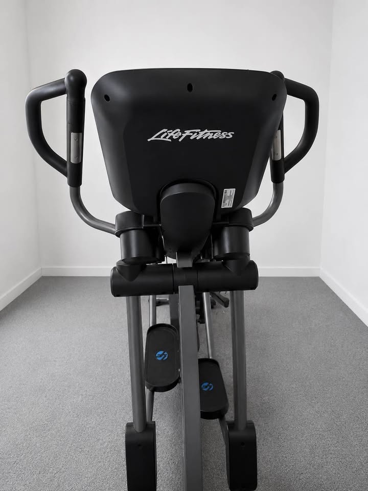 Used Life Fitness E3 Electric Elliptical Grey/Black HR & Calorie Cross trainer high spec gym RRP £2,495 Crosstrainers — photo 2