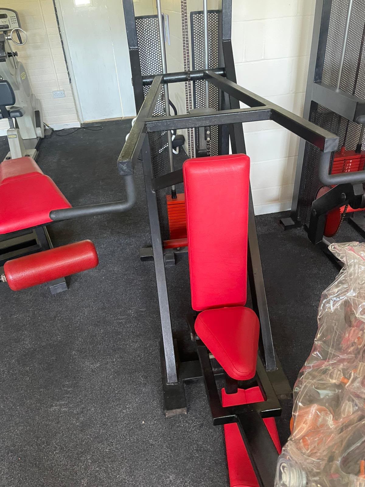 Used 3 old school weighted machines solid and vintage! Also Hampton dumbbells old school, Over 300kg in weight plates etc. Plate Loaded Machine — photo 6