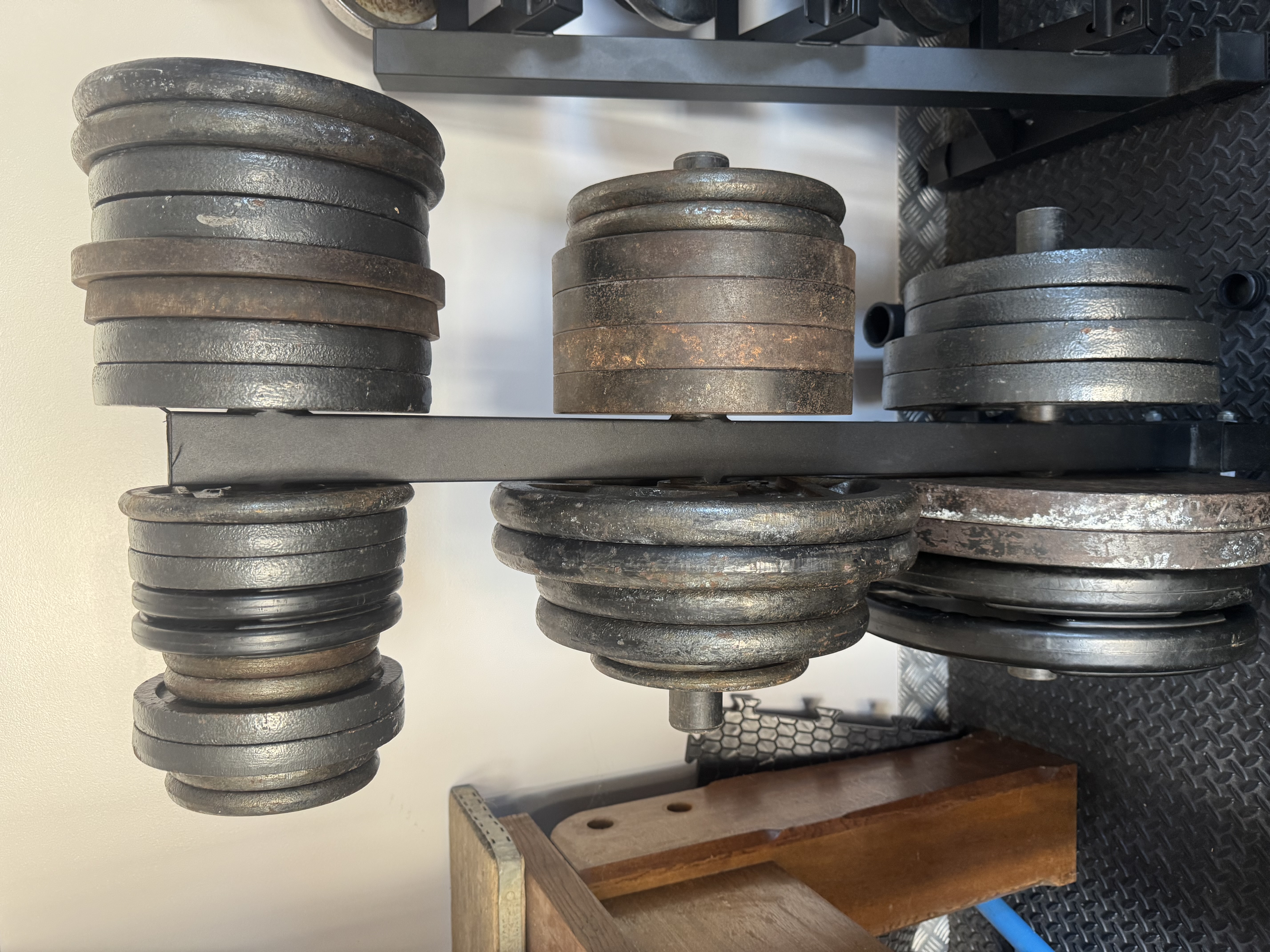 Used 3 old school weighted machines solid and vintage! Also Hampton dumbbells old school, Over 300kg in weight plates etc. Plate Loaded Machine — photo 2